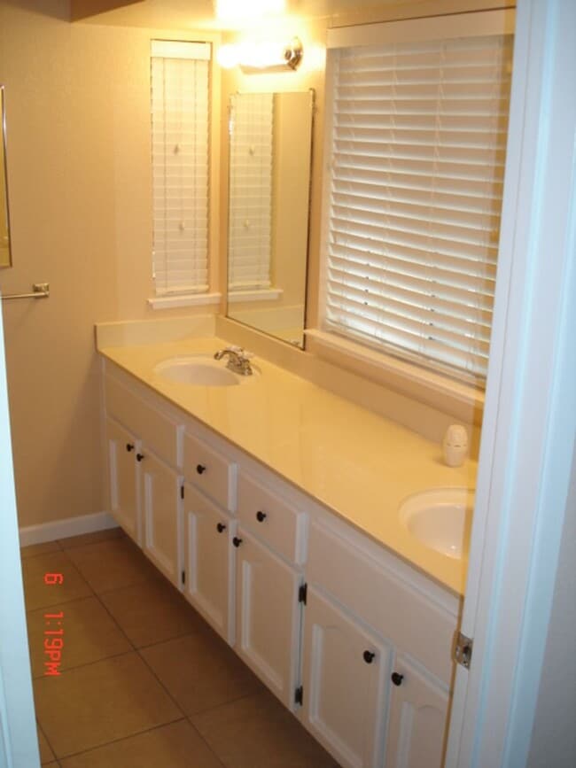 Building Photo - 626 Kinglet St