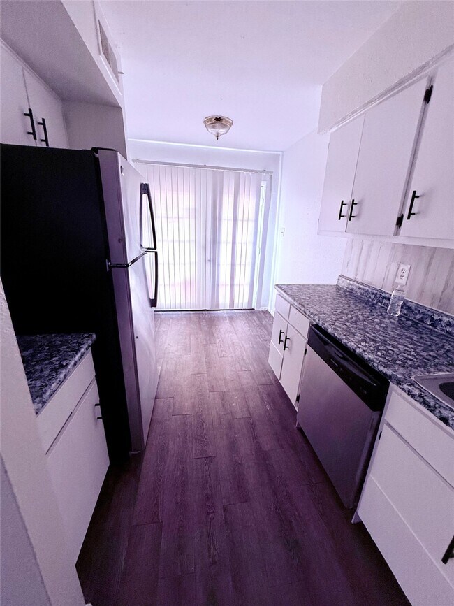 Building Photo - 5625 Antoine Dr