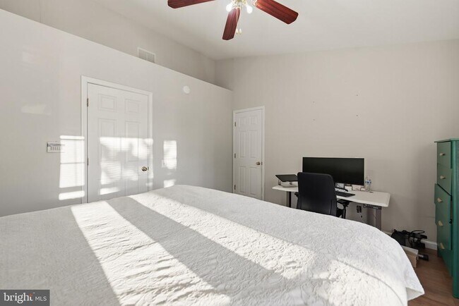 Building Photo - 1122 Cypress Tree Pl