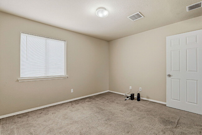 Building Photo - 2-story 3 bed 2.5 bath with loft home in Northeast El Paso