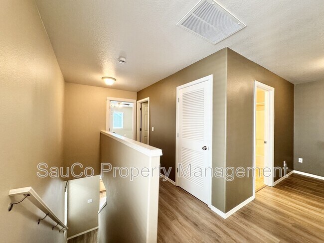 Building Photo - 4572 SE Olivewood St