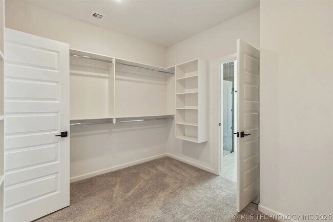 Building Photo - 5 Bed | 4 Bath House