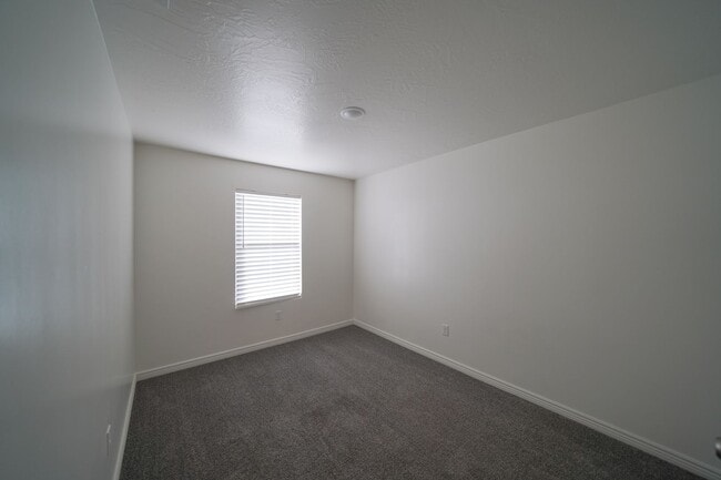 Building Photo - Spacious Townhome for Rent – Prime Location!