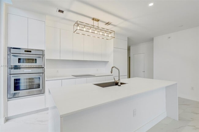 Building Photo - 700 NE 24th St