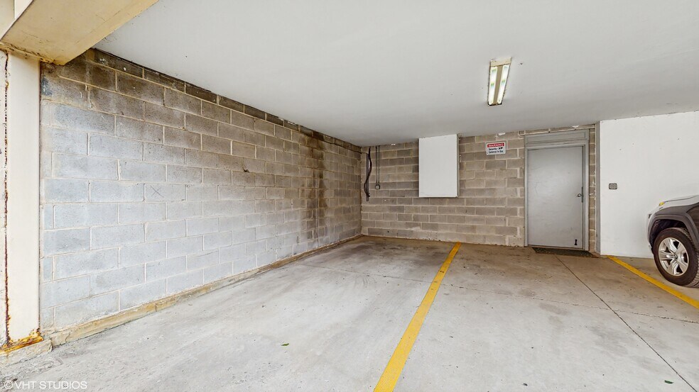 Parking Space - 710 W Aldine Ave
