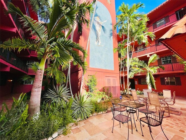 Building Photo - 660 Tennis Club Dr