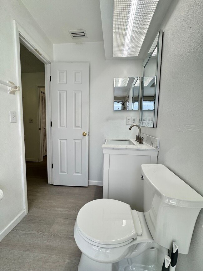 Building Photo - Annual unfurnished nicely renovated 2/2 villa near the Ringling Museum
