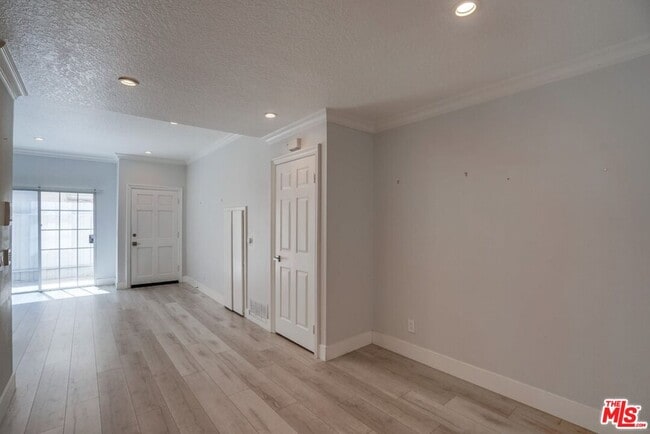 Building Photo - 1034 S Shenandoah St