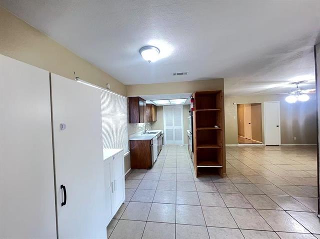 Building Photo - 1105 Spring Lake Dr