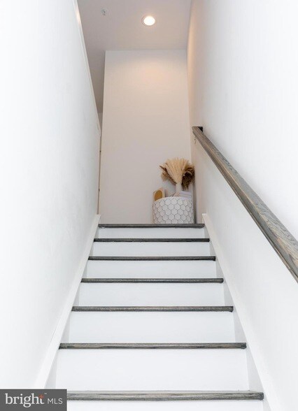 Building Photo - 3123 Beachview Ln