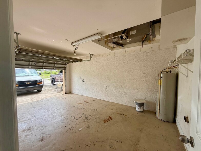 Building Photo - 4802 Golfview Blvd