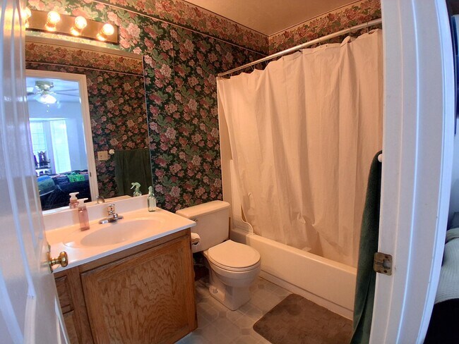 Building Photo - 565 N 300 E