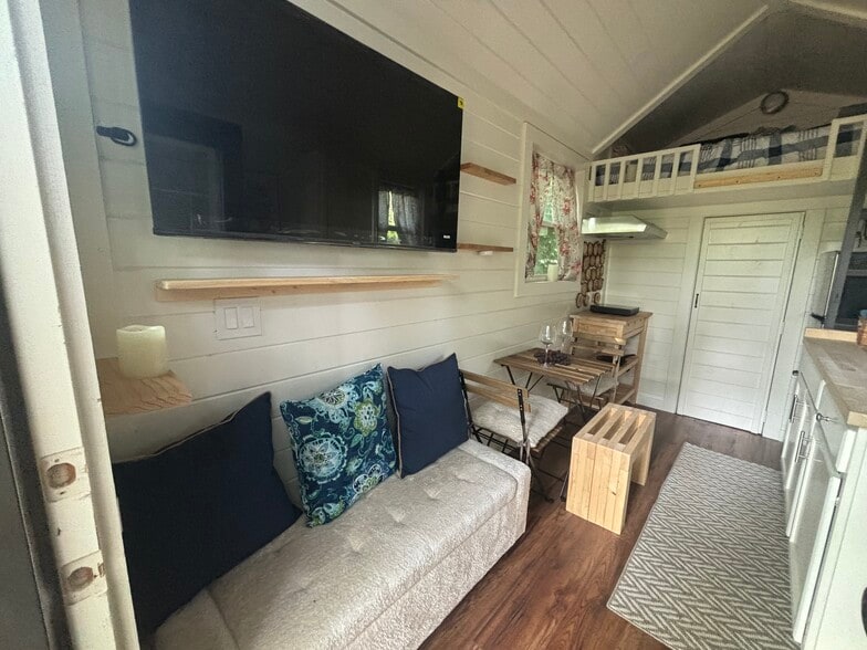 Building Photo - 132 Alma St