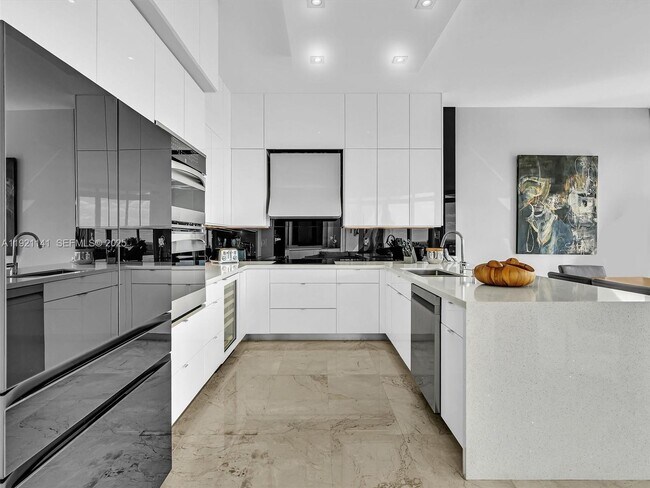 Building Photo - 16500 Collins Ave