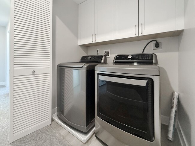 Building Photo - Stunning 3B/2.5BA Townhome in Oceanside fo...