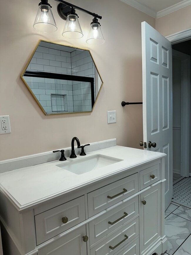 Building Photo - Large Home on the Eastside on a deadened street - Pre Lease