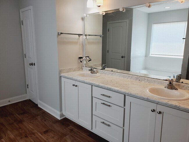 Building Photo - 65 Thorp Circle