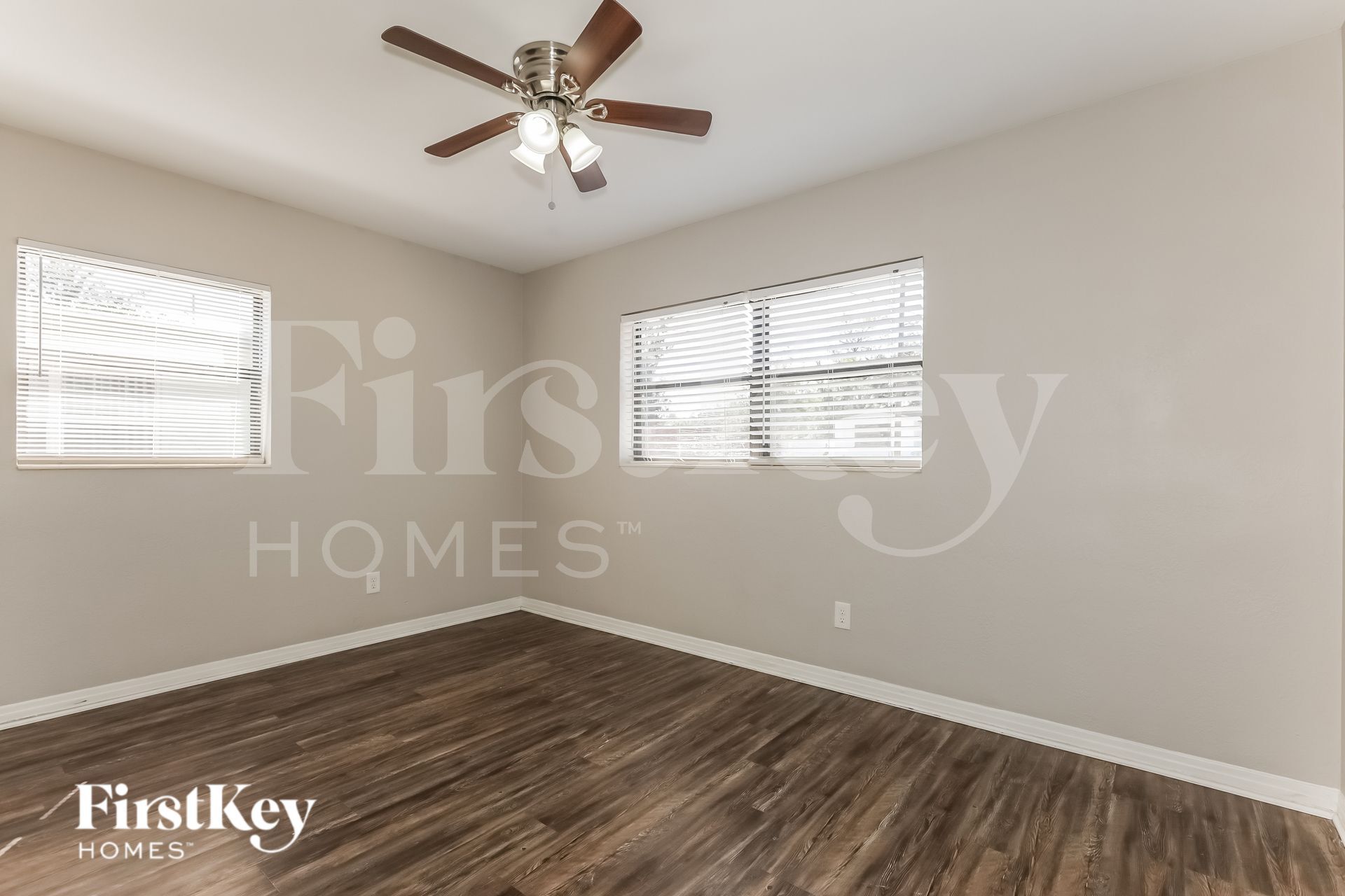 Building Photo - 3408 E Knollwood St