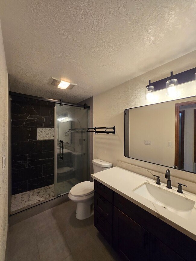 Building Photo - Riverfront Property 3 Bedroom 2 Bath in To...