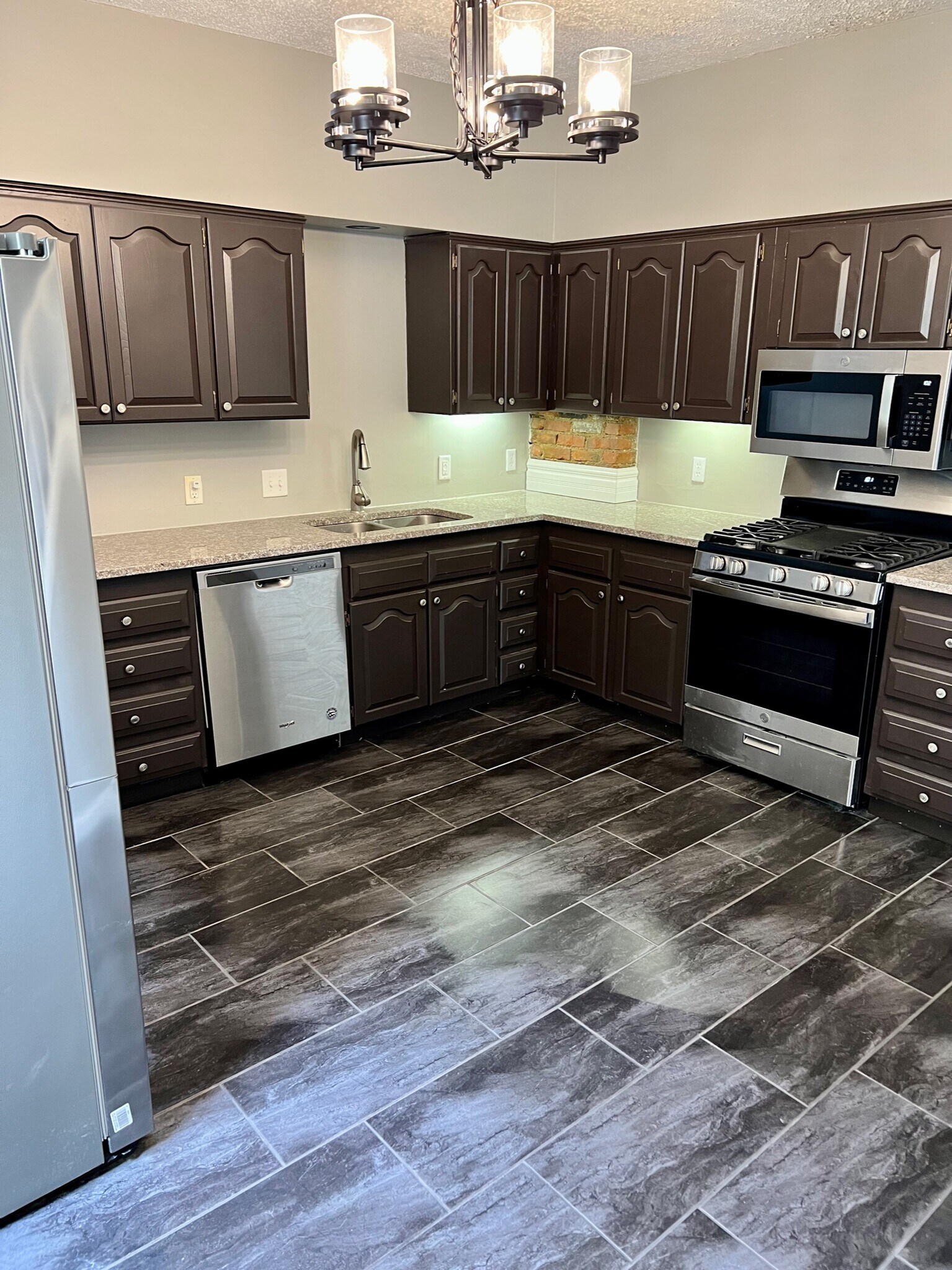 stainless steel appliances & granite counter tops - 454 Forest St