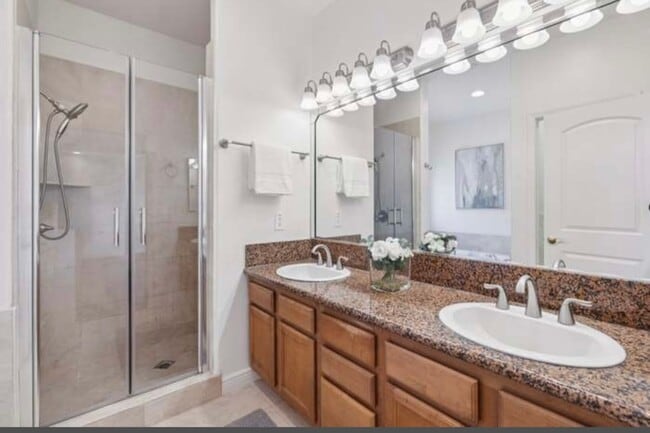 Building Photo - BEAUTIFUL 4 BED 3 BATH UNIT!!!!!