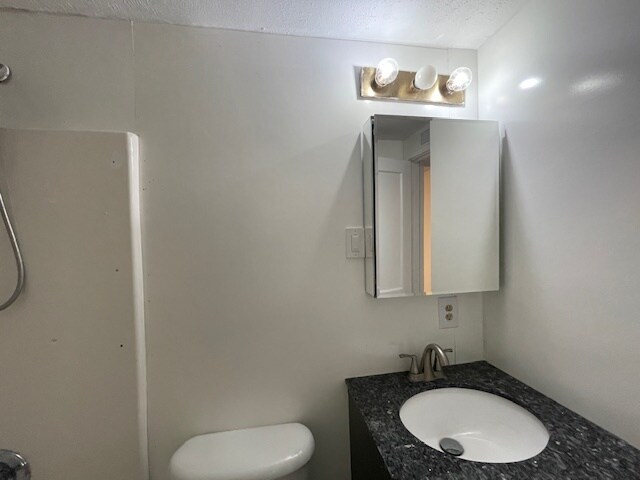 Building Photo - 2527 Riverside Dr