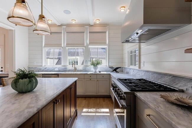 Building Photo - 81 Delmont Dr NE