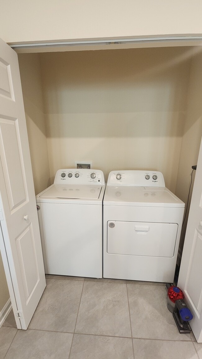 Building Photo - Beautiful Townhome in Waterford Lakes 2 Bedroom 2.5 baths and 1 Car Garage