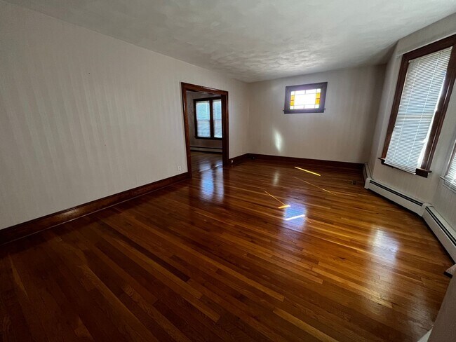 Building Photo - Charming 2-Bedroom First Floor Apartment i...