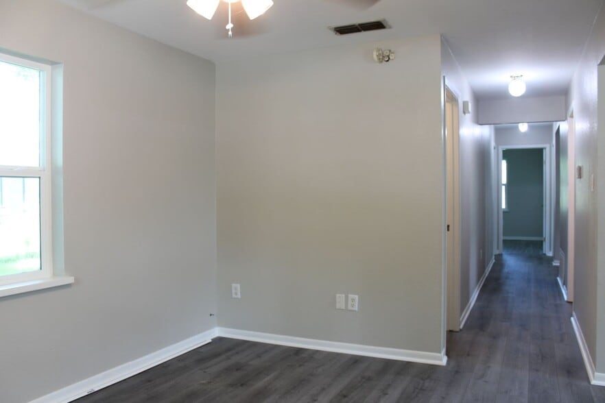 Building Photo - 1045 W Pecan St