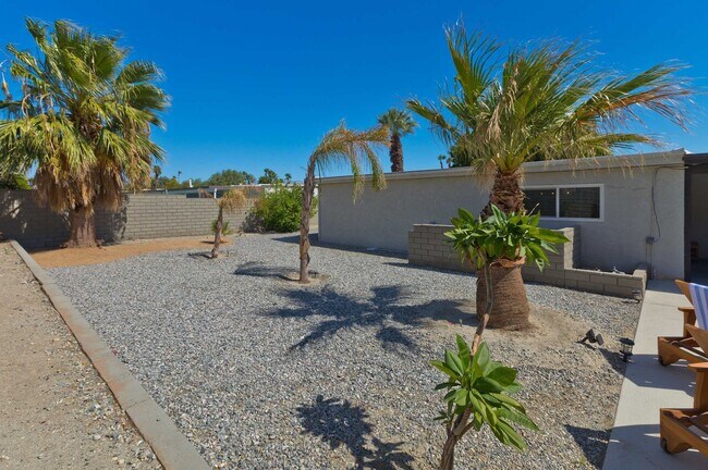 Building Photo - Modern home w Private Pool, Spa, Pets Welc...