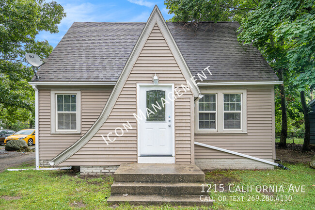 Building Photo - Don't Miss Out on this charming off campus...