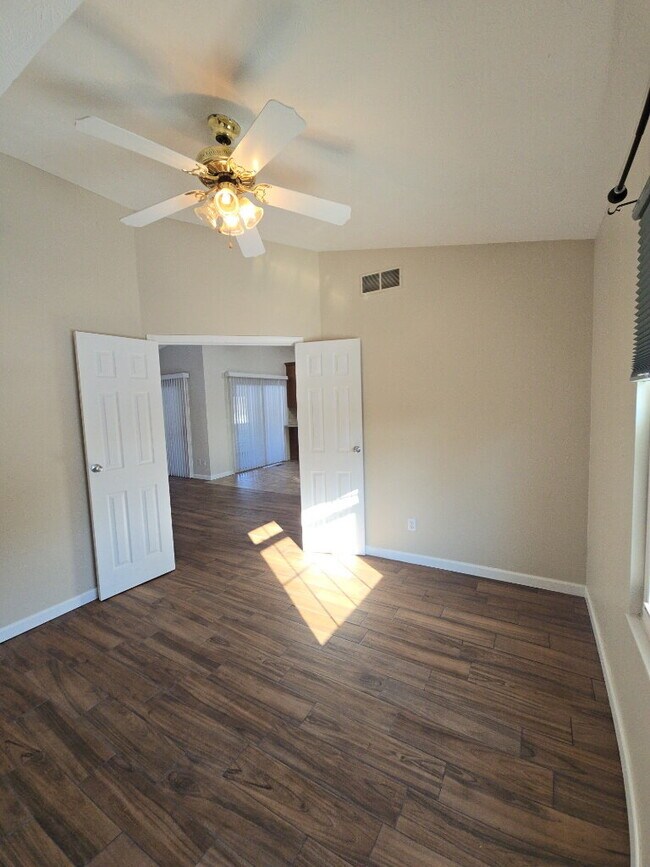 Building Photo - 4 Edam Ct