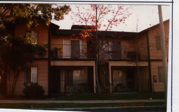 Primary Photo - 126-128 W Electric Ave