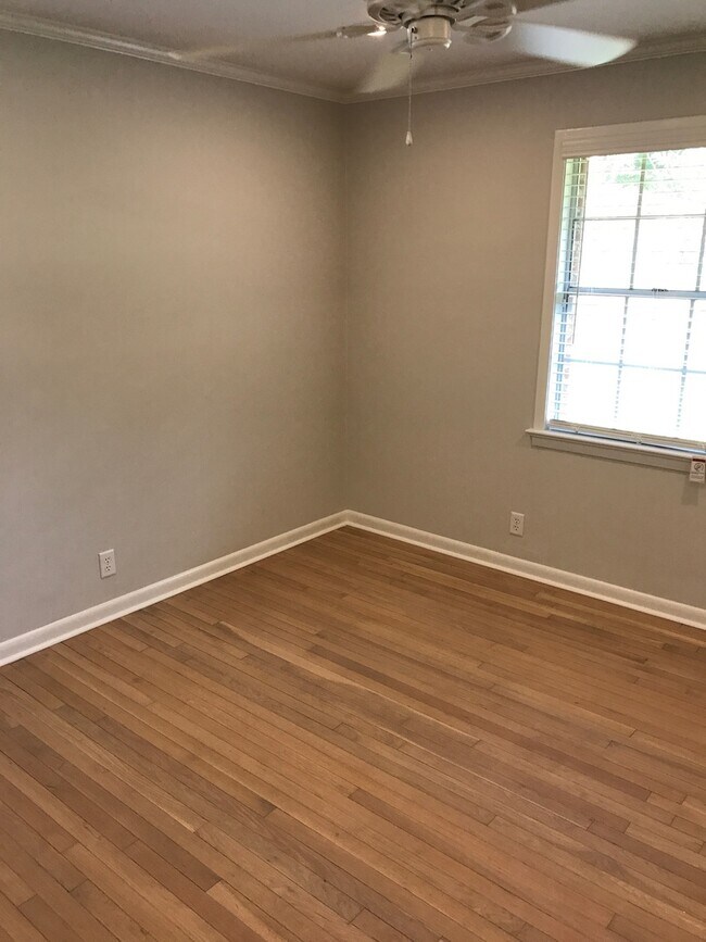 Building Photo - Beautiful home in quiet neighborhood