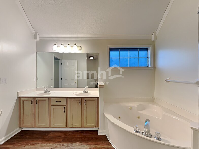 Building Photo - 10085 Woodland Grove Dr