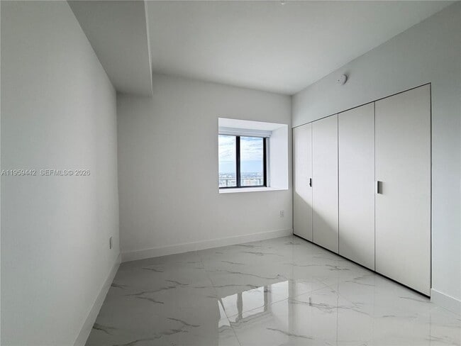 Building Photo - 700-724 3503