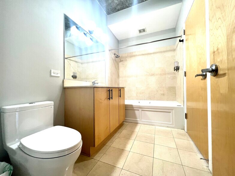 Building Photo - 321 S Sangamon St