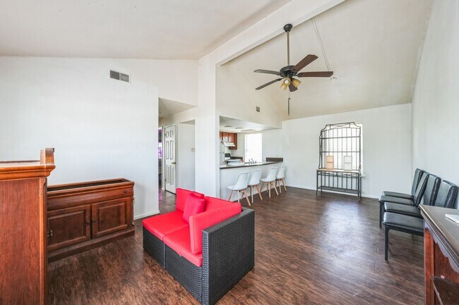 Building Photo - Charming 2BR Duplex in Austin