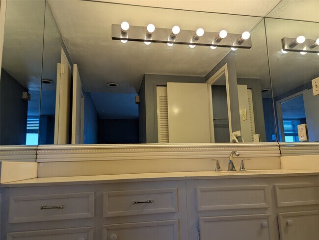 Building Photo - 7520 Hornwood Dr