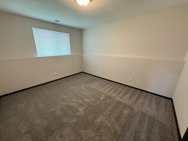 Building Photo - 924 Waters Edge Ct