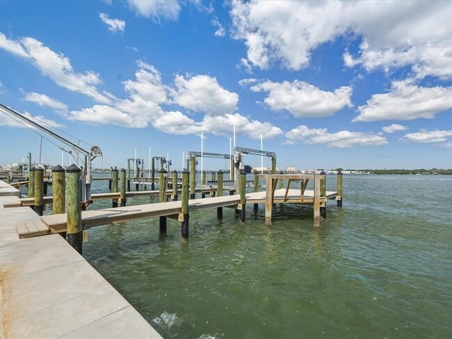 Building Photo - 828 Bay Point Dr