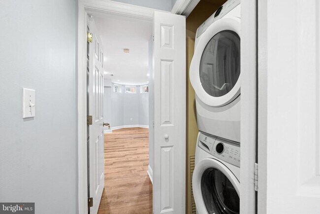 Building Photo - 2339 Catharine St