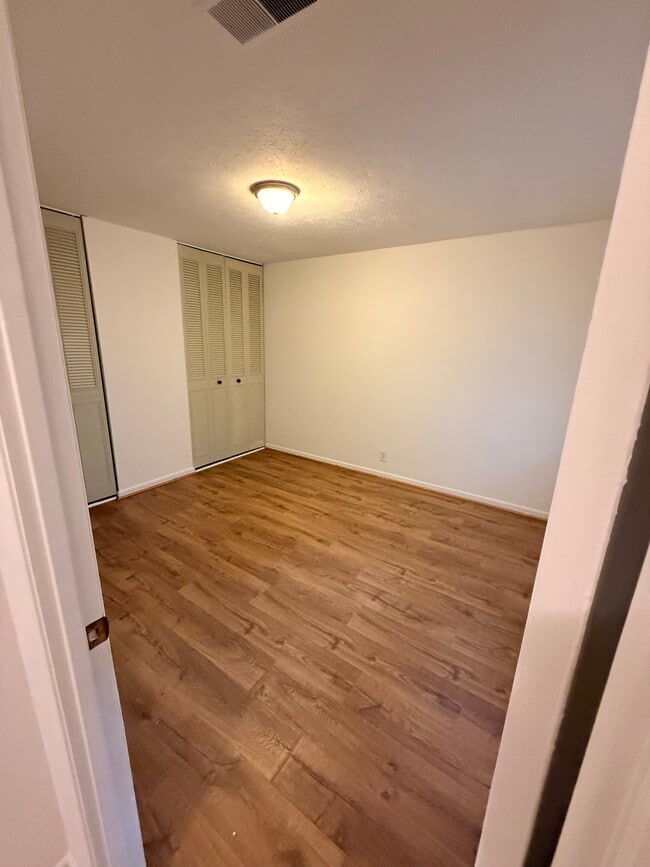 Building Photo - 810 Bellevue Rd