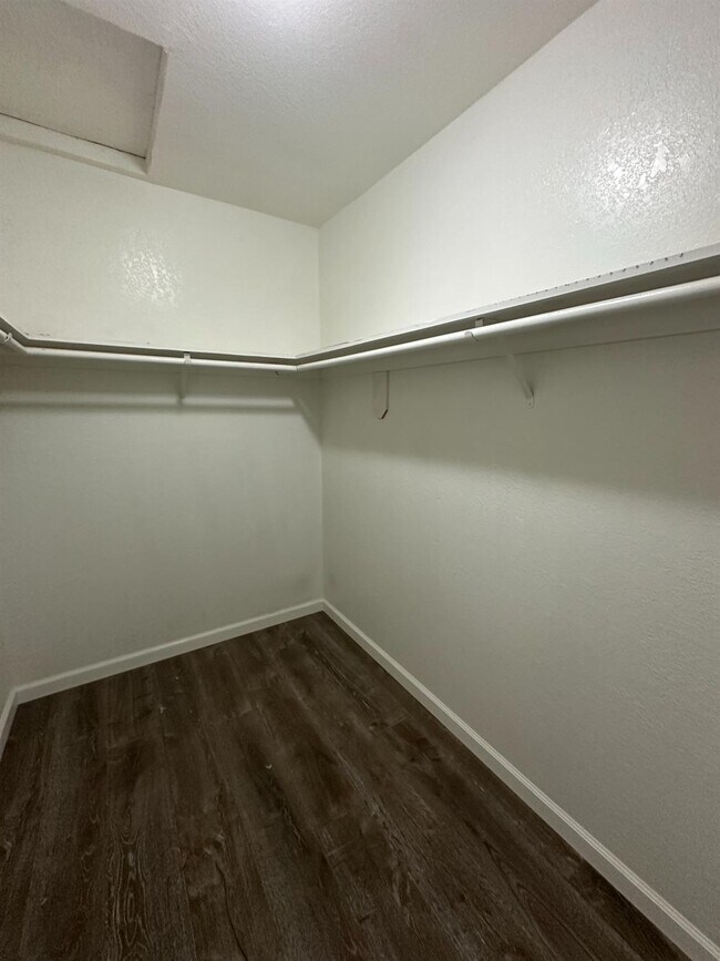 Building Photo - 5072 N Forkner Ave