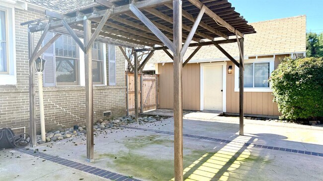 Building Photo - 130 E Malone St