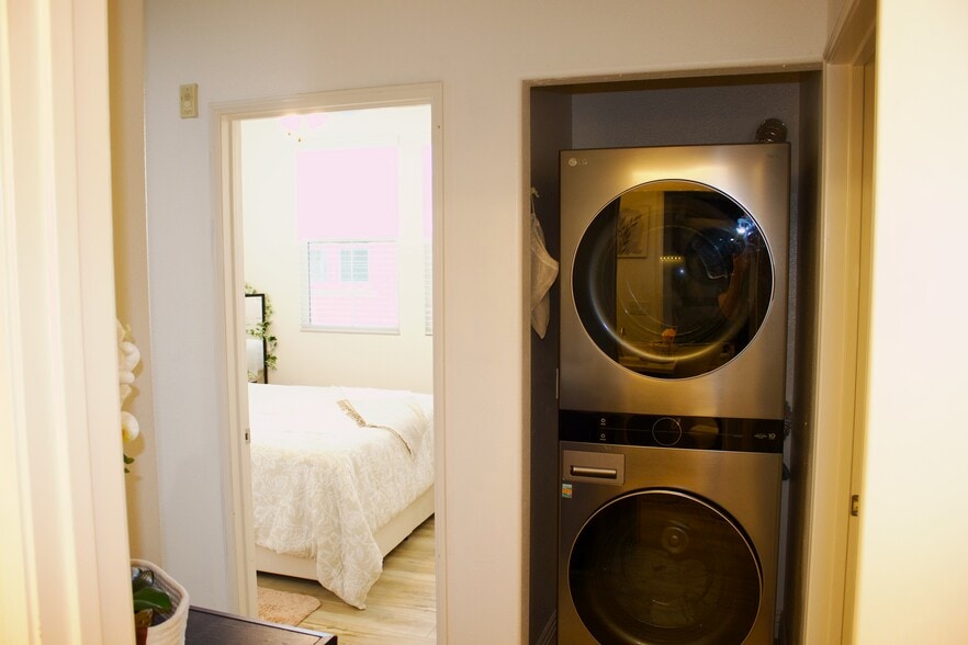 Laundry - 1800 E Lakeshore Dr
