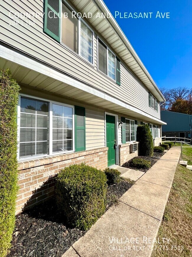 Building Photo - 605 Country Club Rd