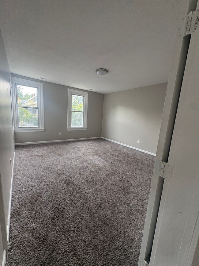 Building Photo - Lawn7100