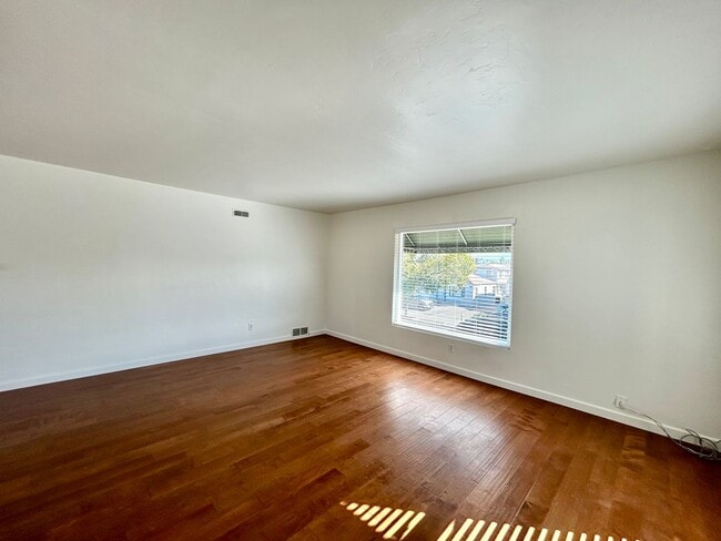 Building Photo - 2 Bed, 1 Bath in Central SD. Water/Trash/Parking Included